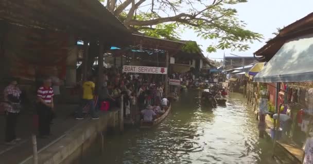 Vue Aérienne Par Drone Du Marché Flottant Vibrant, Thaïlande, Boutiques, Personnes, Bateaux — Video