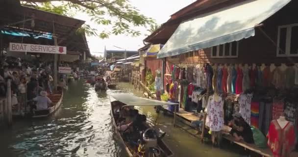 Mercato galleggiante tradizionale, Thailandia. Veduta aerea di barche, negozi e persone — Video Stock