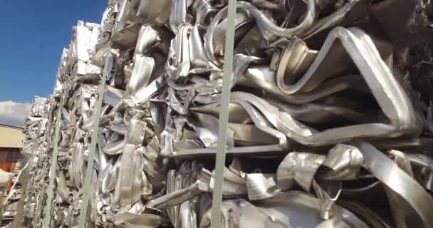 Hliníkový šrot v krychlích po hydraulickém lisovacím procesu ve vrakovišti, recyklace — Stock video