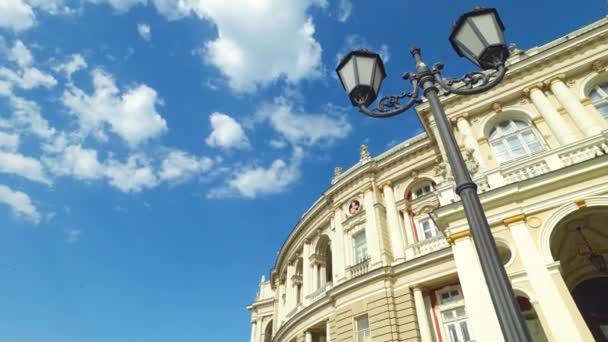 Экстерьер знаменитого здания Одесской оперы и балета, Украина в солнечный летний день — стоковое видео