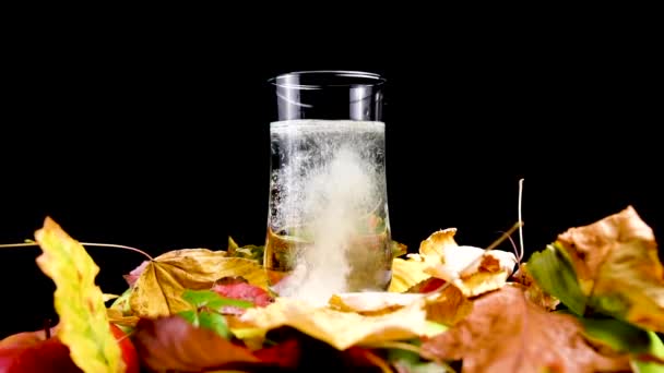 Oplosbaar Effervescent Tablet Oplossen in glas water, Langzame beweging Sluiten — Stockvideo