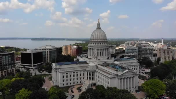 Paneles solares en el Capitolio Estatal de Wisconsin, Madison EE.UU., Vista aérea — Vídeos de Stock