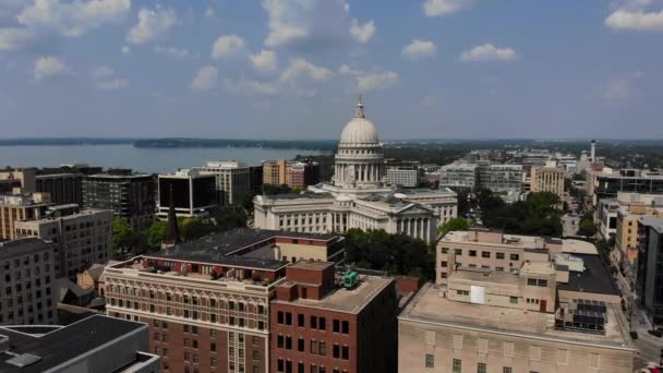 A Wisconsin State Capitol épülete napos nyári napon. Madison Amerikai Egyesült Államok — Stock videók