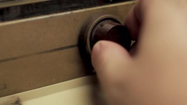 70 'lerden kalma Klasik Akort Aygıtı' nda FM Radyo İstasyonları Aranıyor, Kapat