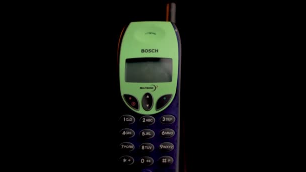 Bosch GSM 509 Vintage mobiltelefon 1990-es évektől, közelkép. Régi cellás eszköz — Stock videók