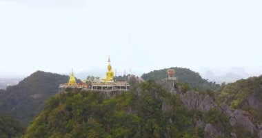 Tepe tepesindeki Budist Tapınağı ve Buda Heykeli 'nin havadan görünüşü. Yengeç, Tayland