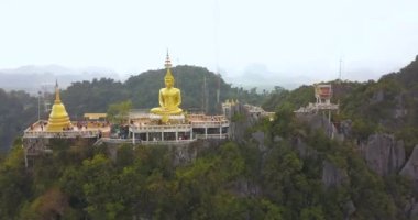 Kaplan Mağarası Tapınağı ve Dik Tepe 'deki Buda Heykeli. Krabi, Tayland, Hava Görüntüsü
