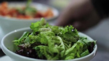 Taze yeşil salata. Vejetaryen Vejetaryen Lokantası Mutfağında servis ediliyor.