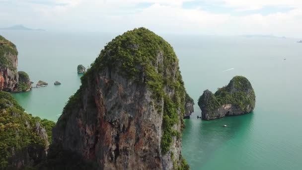 Vista aérea de penhascos de calcário e mar azul-turquesa. Seascape da Tailândia, Ásia — Vídeo de Stock