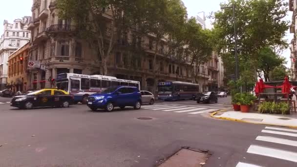 Buenos Aires, Argentina, Downtown Traffic na Avenida de Mayo — Vídeo de Stock