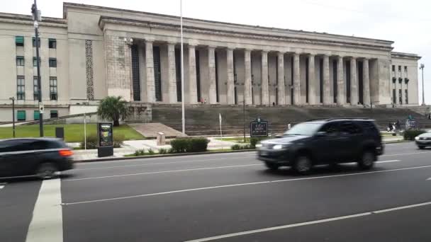 Транспорт перед музеєм, історичний архів юридичного факультету, Буенос-Айрес — стокове відео