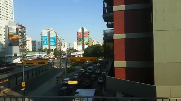 Buenos Aires, Argentina. Downtown Avenue Tráfego e Edifícios Vista do veículo em movimento no viaduto — Vídeo de Stock