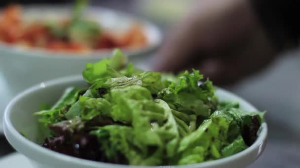 Frischer grüner Salat serviert in der Schüssel Veganes vegetarisches Restaurant Küche — Stockvideo