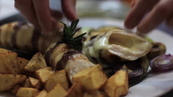 Фаршированный цыпленок с беконом, ресторан подается еда, национальная кухня — стоковое видео