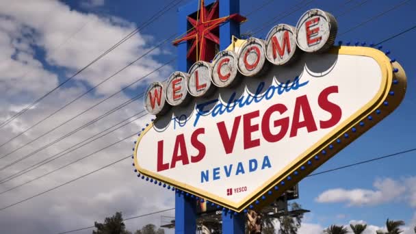 Bienvenido a Fabuloso Las Vegas Nevada USA Firma a la luz del día, enfoque de cámara lenta — Vídeos de Stock