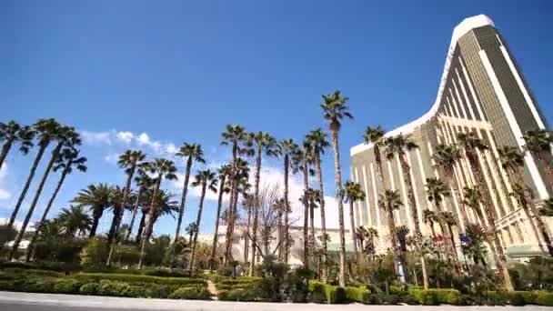 Dirigir por Mandalay Bay Hotel and Casino, Las Vegas, Nevada EUA. Vista da tira POV — Vídeo de Stock