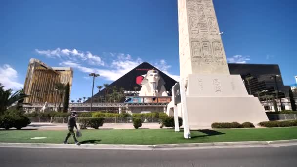 Luxor Hotel and Casino, Las Vegas EUA. Vista da tira do veículo em movimento no ensolarado — Vídeo de Stock