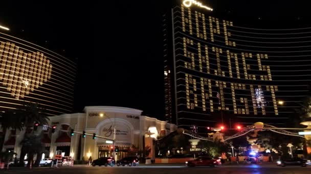 Las Vegas, Wynn Zugabe während Covid-19, Nachtverkehr auf dem Strip mit Polizeiauto — Stockvideo