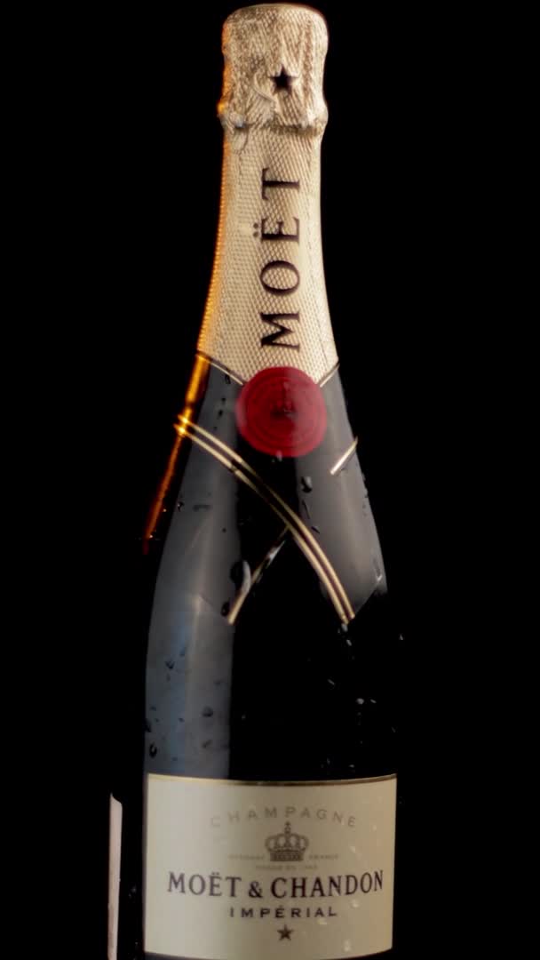Вертикальное видео, Бутылка Moet и Chandon, Французский Роскошный Шампанский напиток, Близко — стоковое видео