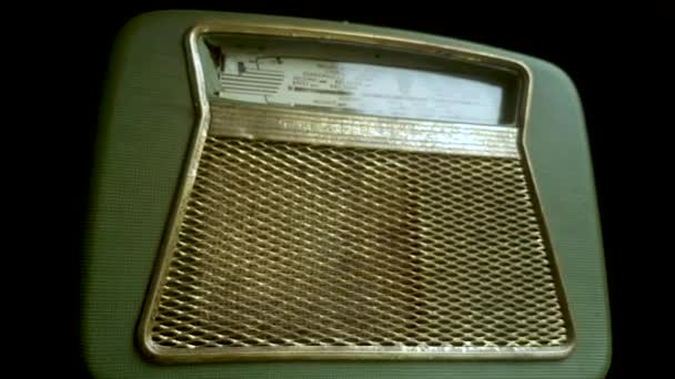 Vintage Transistor Radio aus den 1970er Jahren. Alte tragbare Audiogeräte aus nächster Nähe — Stockvideo