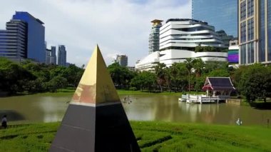 Bangkok Tayland 'daki Benchasiri Parkı' nın havadan görünüşü. Piramit Anıtı, Yeşil Bahçe