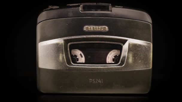 Aiwa Walkman met rollende cassette tape, close-up. Vintage Pocket draagbare audio — Stockvideo