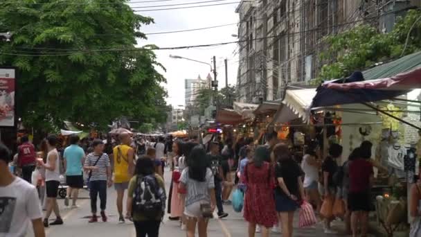 Khao San Yolu Bangkok Tayland. Sırt çantası bölgesinde canlı yayalar var. — Stok video