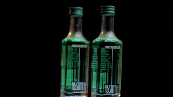 Staroplzenecky Absinthe Flaskor, Stark alkoholhaltig dryck Spinning närbild — Stockvideo