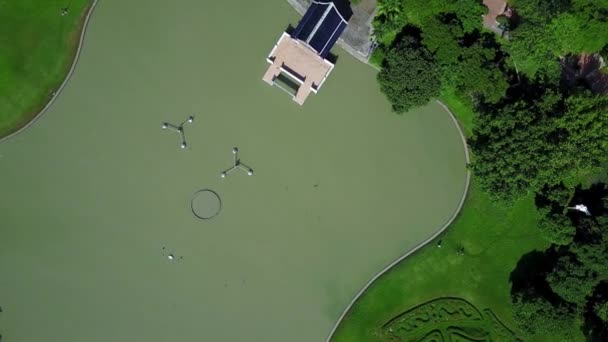 Bangkok Tailândia. Parque Benchasiri. De cima para baixo vista aérea do lago, jardins verdes — Vídeo de Stock