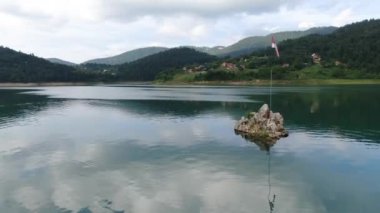 Zaovine Gölü, Tara Ulusal Parkı, Sırbistan. Sırp Bayrağının Islet 'teki Hava Görüntüsü
