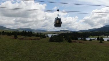 Zlatibor Altın Gondol Kablolar üzerinde Kabin. Gökyüzü Altındaki Cablecar 'ın Hava Görüntüsü