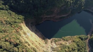 Ledinci Gölü, Fruska Gora Ulusal Parkı, Sırbistan. Sanatsal Göl 'ün Hava Görünümü
