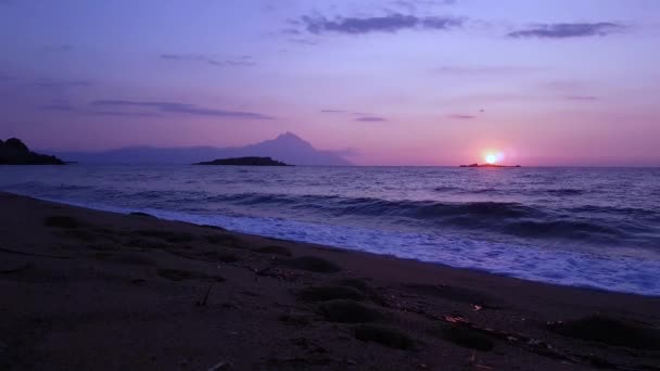 Magica alba viola sul Mar Mediterraneo e Pristine Sandy Beach — Video Stock