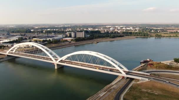 Novi Sad, Serbia. Vista aérea del tráfico en el puente de Zezeljev sobre el río Danubio — Vídeo de stock