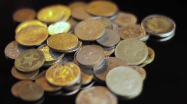 Farklı ülkelerden gelen bozuk para yığını, Yakın çekim. Küresel Ekonomi Konsepti