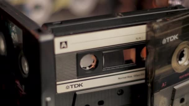 Gros plan sur différentes marques et différents types de cassettes audio filant — Video