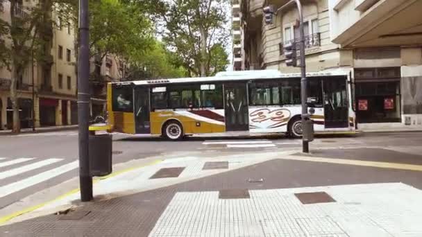 Caminhando na calçada de rua em Buenos Aires Argentina. Ônibus público na intersecção — Vídeo de Stock