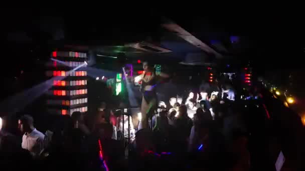 Natklub fuld af mennesker, Disco Lights Over Crowd, Party Night, Beograd, Serbien – Stock-video