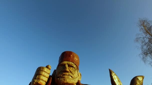 Zlatibor, Σερβία. Ξύλινο γλυπτό γέρος με γαϊδουράκι, τουριστική έλξη — Αρχείο Βίντεο