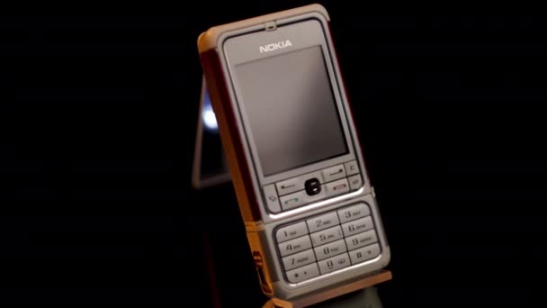 Vintage Nokia 3250 Mobiltelefon aus nächster Nähe. Mobilgerät aus den 2000er Jahren, Vollformat — Stockvideo