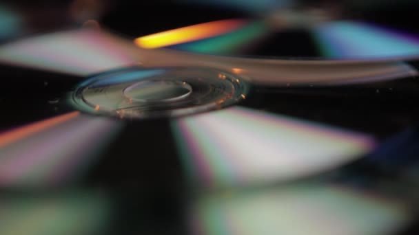 CD a DVD zapisovatelné diskové médium, kompletní snímek makro zavřít — Stock video