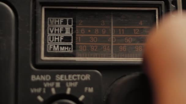 Recherche de stations sur la télévision analogique vintage et récepteur de radio, Gros plan — Video
