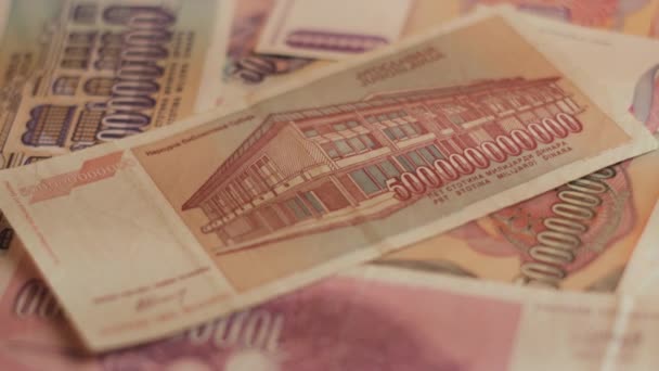 Régi jugoszláv milliárdos dinár bankjegyek a hiperjogsértés 1990-es évekből — Stock videók