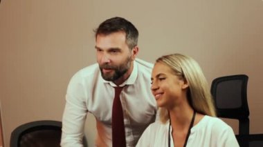 Gülümseyen Çift, İş Ofisinde Erkek ve Kadın Çalışma Saatlerinde Flört Ediyor