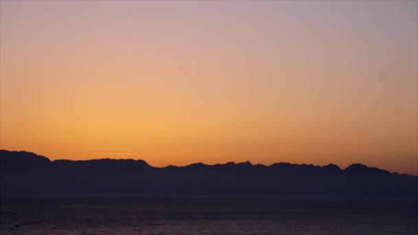 Včasný východ slunce nad kopcem a Rudým mořem, Egypt, Afrika — Stock video