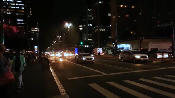 サンパウロ,ブラジル,車の光の主なパウリスタ通りでの忙しい夜の交通 — ストック動画