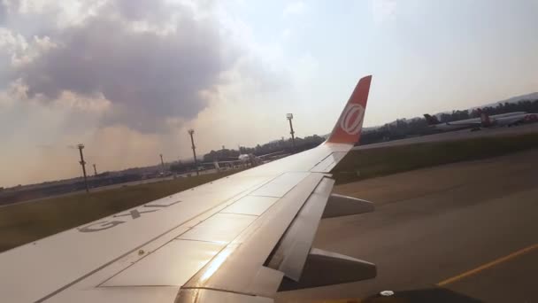 Самолет Voegol готовится к взлету на взлетно-посадочной полосе в аэропорту Сан-Паулу, Бразилия — стоковое видео