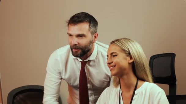 Χαμογελαστό ζευγάρι, άνδρες και γυναίκες στο γραφείο επιχειρήσεων φλερτάροντας κατά τη διάρκεια των ωρών εργασίας — Αρχείο Βίντεο