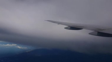Fırtınalı Bulutlara Uçan Uçak Kanadı yolcu aracını kapatın.