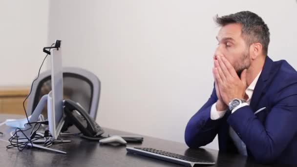 Imprenditore arrabbiato che colpisce la scrivania con le mani dopo la lettura del rapporto di affari negativo — Video Stock